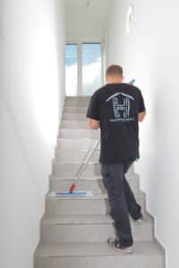 Hausmeisterservice Julian Hansen aus Bönnigheim reinigt Treppenhaus mit Wischmopp – Gebäudereinigung, Treppenhausreinigung und Kehrwoche für private und gewerbliche Objekte im Landkreis Ludwigsburg und der Region Heilbronn-Stuttgart.