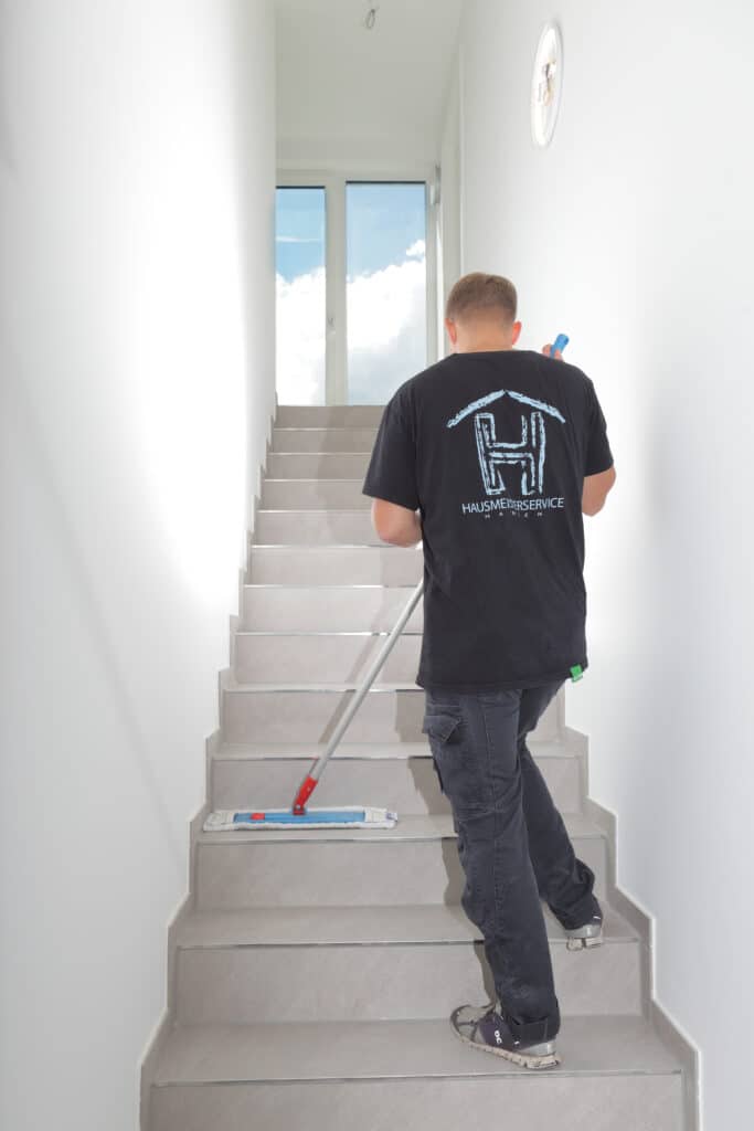 Hausmeisterservice Julian Hansen aus Bönnigheim reinigt Treppenhaus mit Wischmopp – Gebäudereinigung, Treppenhausreinigung und Kehrwoche für private und gewerbliche Objekte im Landkreis Ludwigsburg und der Region Heilbronn-Stuttgart.